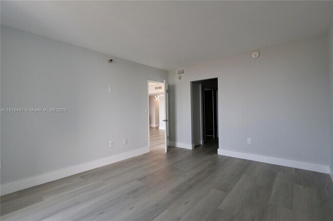 Building Photo - 20515 E Country Club Dr