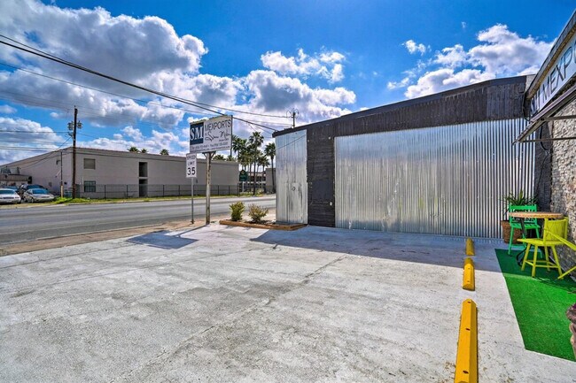 Building Photo - 3704 San Bernardo Ave