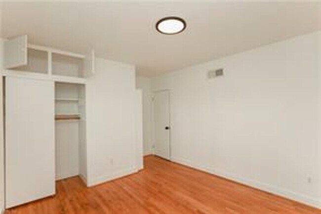 Building Photo - 4 BED/3 BATH LOCATED IN A WATERFRONT COMMUNITY!