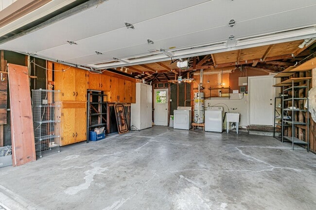 Building Photo - Classic Ranch Style Home in Top School Dis...