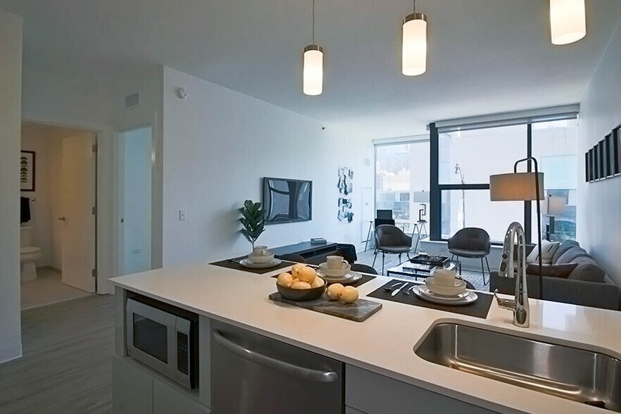 Building Photo - 856 W Van Buren St