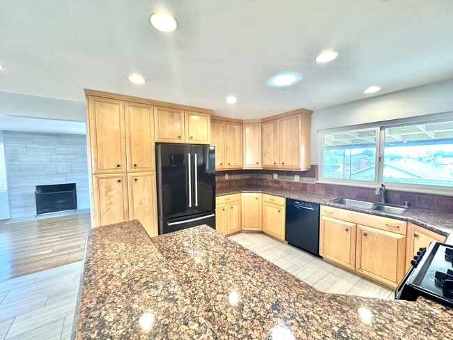 Building Photo - Beautiful 3bd/2ba HOUSE in Clairemont Mesa! 2-car Garage, AC, laundry, patio, VIEWS!