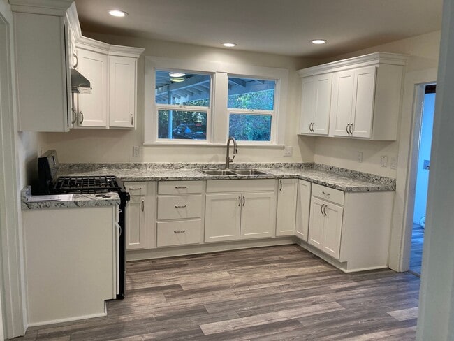 Building Photo - Remodeled Tri-Plex Minutes Away from the Beach!