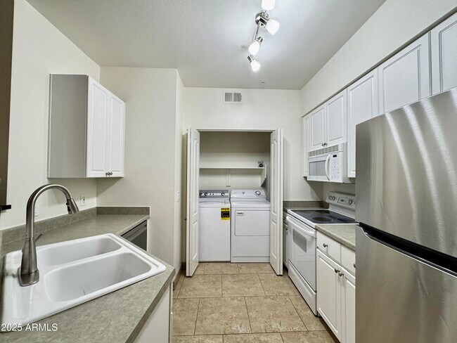 Primary Photo - 1701 E Colter St