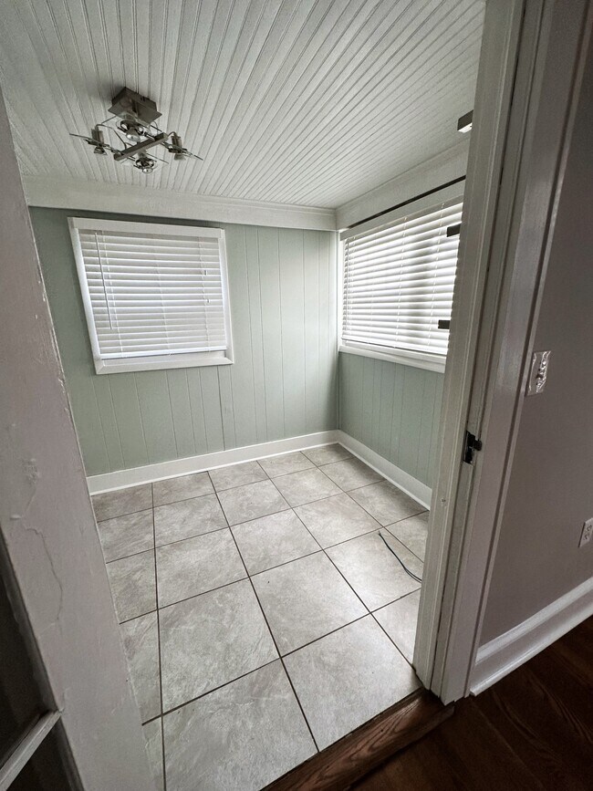 Side Room - 212 Brookdale Ave