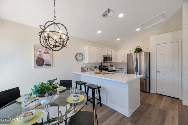 Building Photo - 829 N Bluejay Dr
