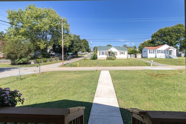 Building Photo - 524 Midlake Dr NE