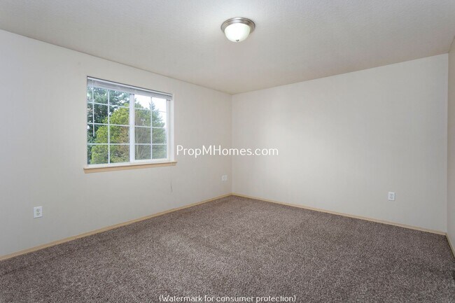 Building Photo - Comfortable 3-Story Townhome in Powellhurs...
