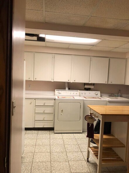 Full kitchen - 7230 Fox Meadow Dr NE