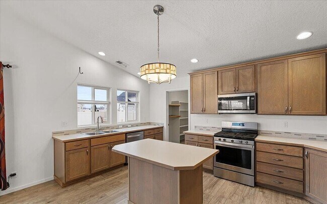 Building Photo - Great Location, Single Family Home, Post F...