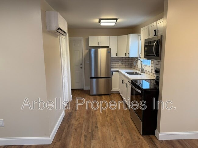 Building Photo - 1101 N Wilcox Dr