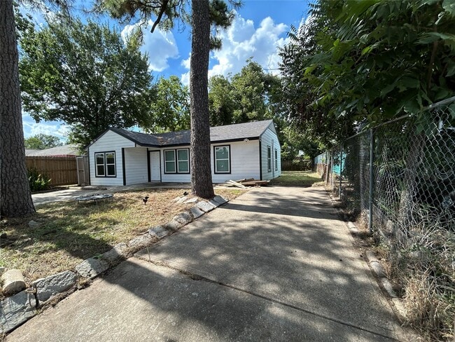 Building Photo - 5305 Southlea St