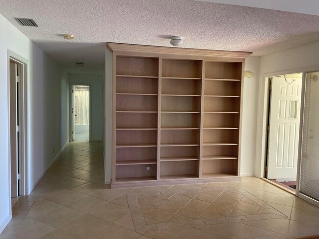 Building Photo - 420 Ashwood Pl