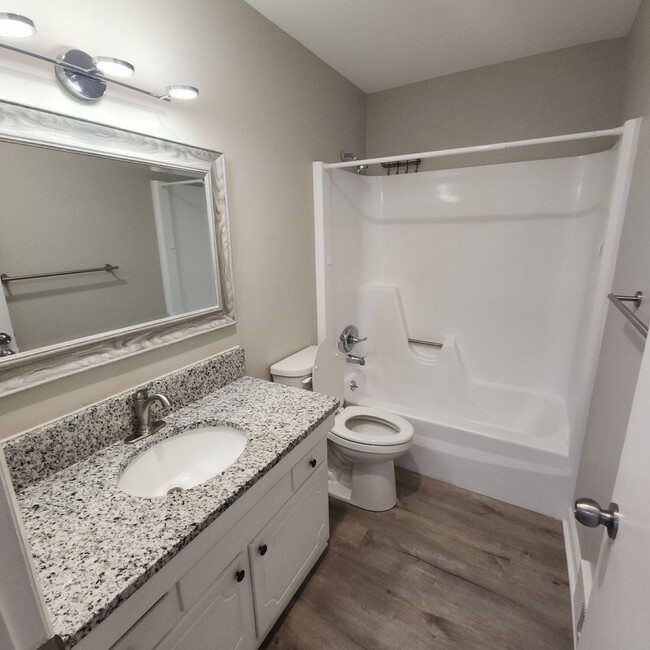 Building Photo - 2 Bedroom Townhouse Apartment FOR RENT in ...