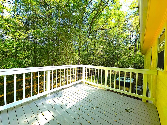 Building Photo - Welcome to this charming 3 bedroom, 2 bath...