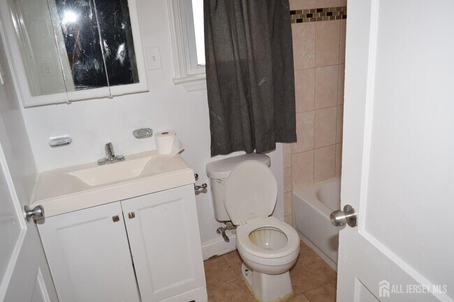 Building Photo - 4027 Woodbridge Ave
