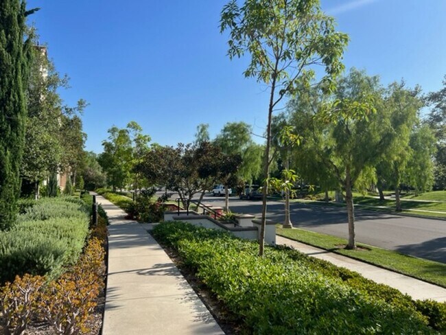 Building Photo - Desirable Eastwood Village Home