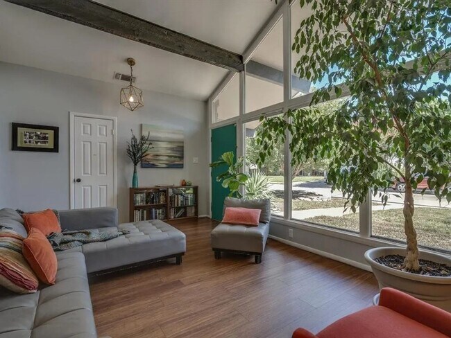 Building Photo - Spectacular Home in Holiday Heights Add!  Come see Me!! I can be yours!!