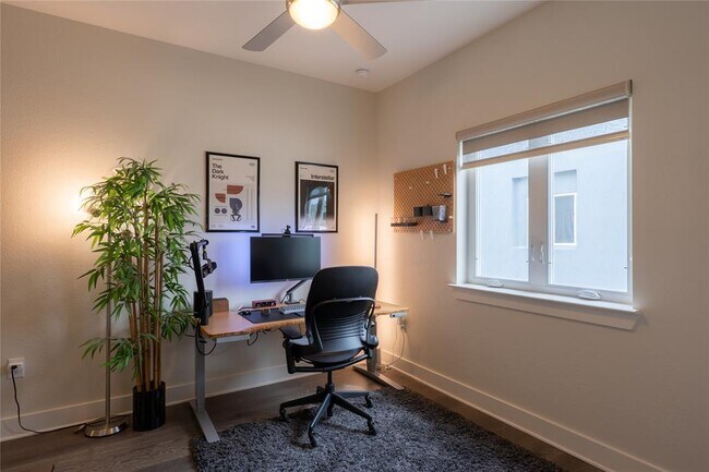 Building Photo - 2827 Manor Rd