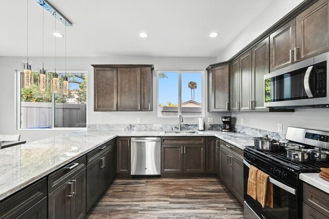Building Photo - Coastal 3-Bedroom 2-Bathroom House with Hu...