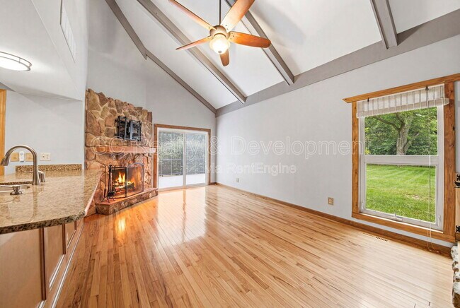 Building Photo - 938 Canterbury Dr