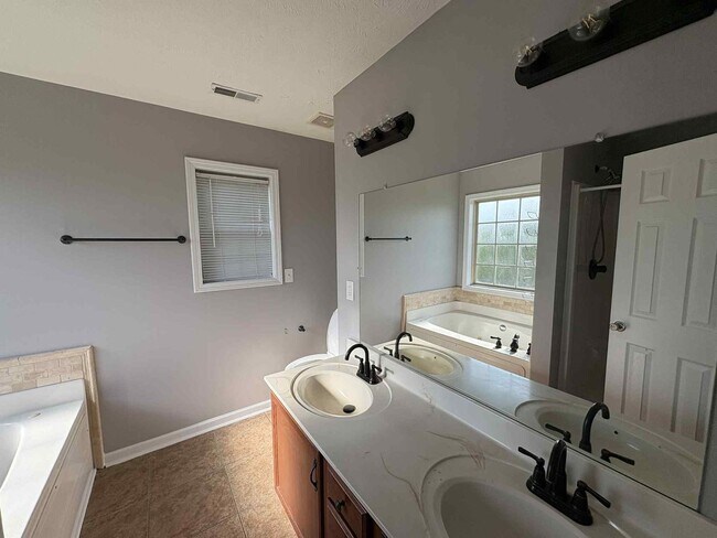 Building Photo - Welcome to Chinook Haven – Your Spacious Retreat Near Fort Campbell!
