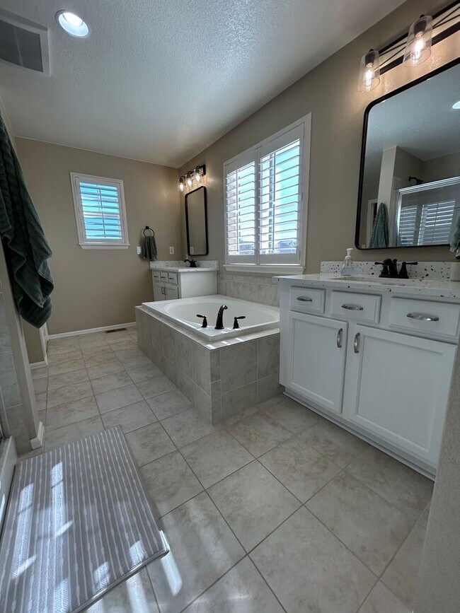 Building Photo - Spacious 5-Bed, 5-Bath Home in Erie’s Sunwest North Community