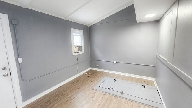Building Photo - Cozy & Modern 2-Bedroom Home in the Heart ...