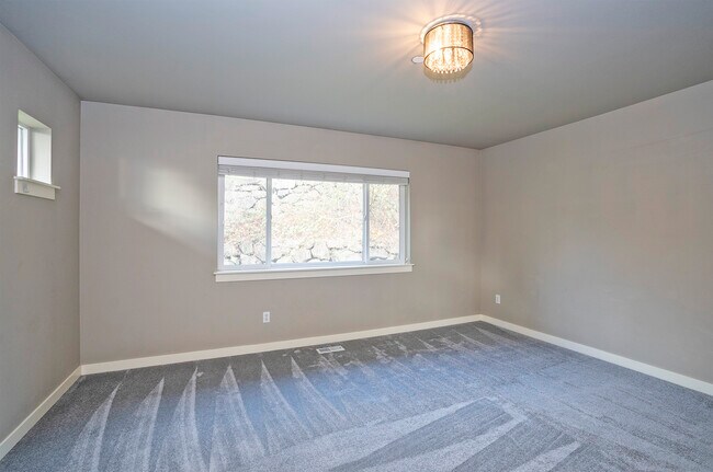 Building Photo - 1749 Skyline Ridge Ln SW