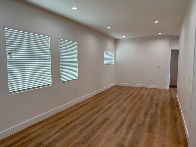 Building Photo - 678 E 45th St