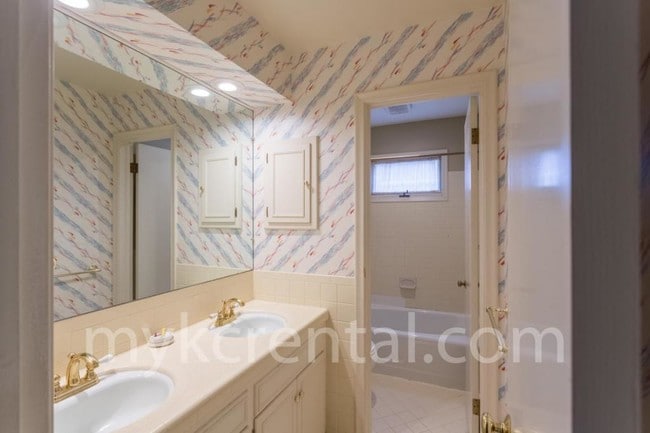 Building Photo - 8414 W 98th St