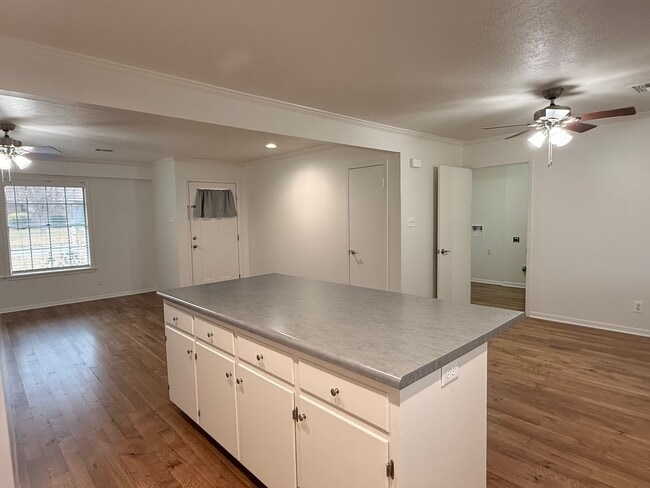 Building Photo - 204 Meadow Ln