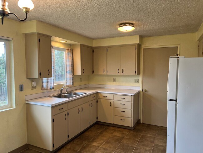 Building Photo - Solid 2 bedroom 1 bath duplex with garage!