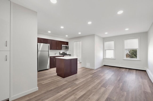 Building Photo - 561 Broad St