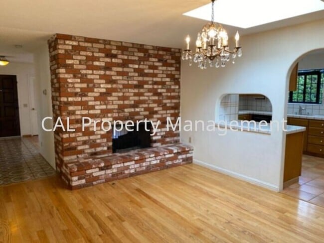 Building Photo - Charming 3 Bedroom in Monterey, CA