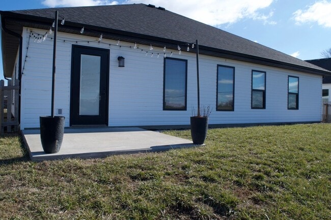 Building Photo - Modern 3 Bed 2 Bath House in Willow Falls!