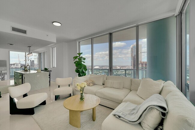 Building Photo - 900 Biscayne Blvd