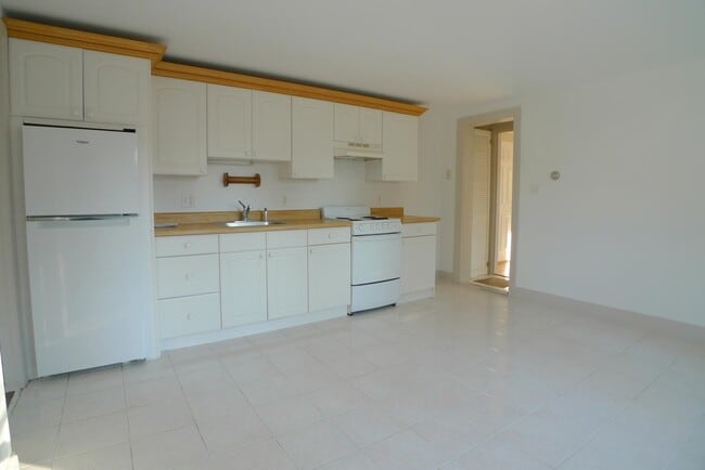 Building Photo - 83 Main St