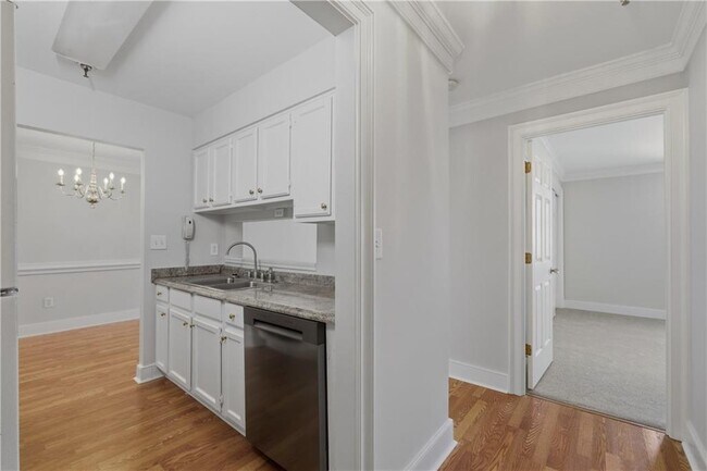 Building Photo - 300 Johnson Ferry Rd