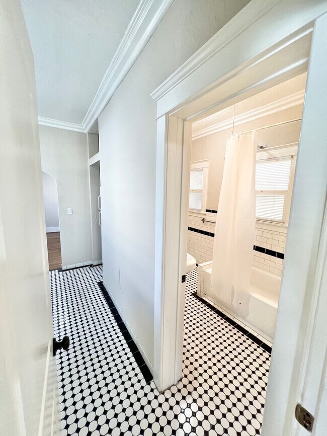 Building Photo - Charming Vintage 1-Bedroom Near Downtown L...