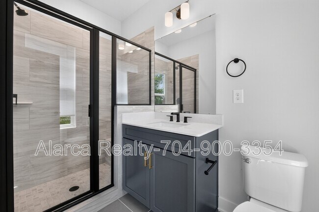 Building Photo - 5018 Tiny Ln