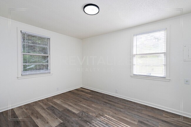 Building Photo - Updated Brick 3 Bed 1 Bath Home with Huge ...