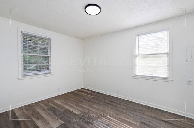 Building Photo - Updated Brick 3 Bed 1 Bath Home with Huge Yard on Quiet Street!