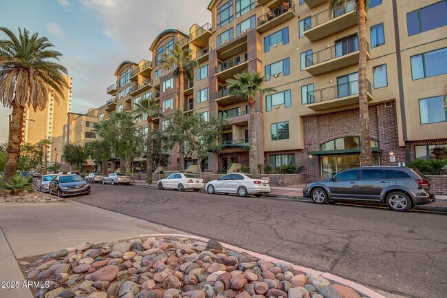 Building Photo - 17 W Vernon Ave