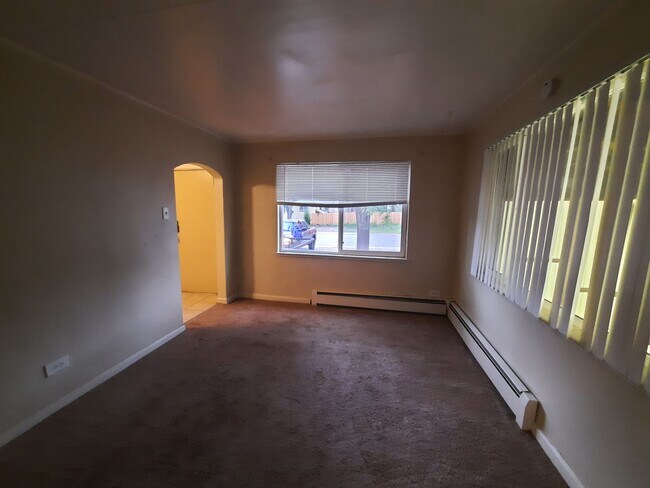 Building Photo - Ground-Level 1 Bed with Front Patio – Walk...