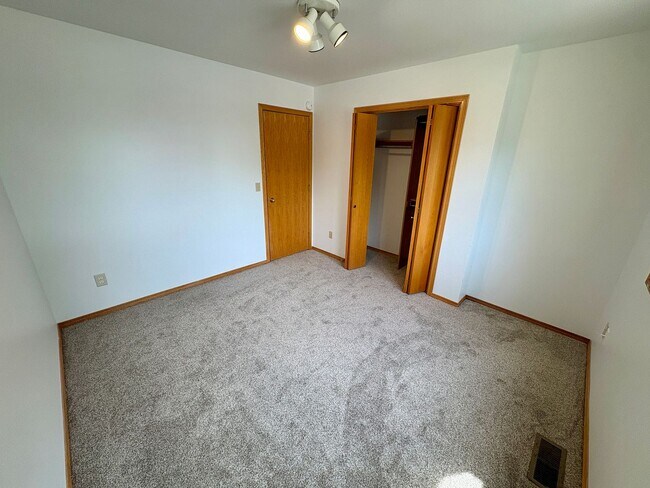 Building Photo - 2905 High Park Dr