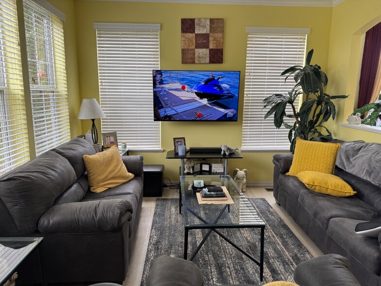 Primary Photo - 10003 Cummings St