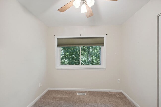 Building Photo - Reston-Renovated 3 BR / 2 BA / 2 1/2 BA En...
