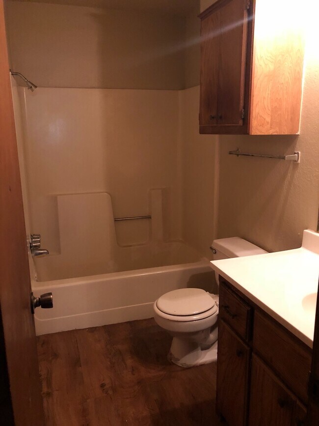 Building Photo - Perfect Location!