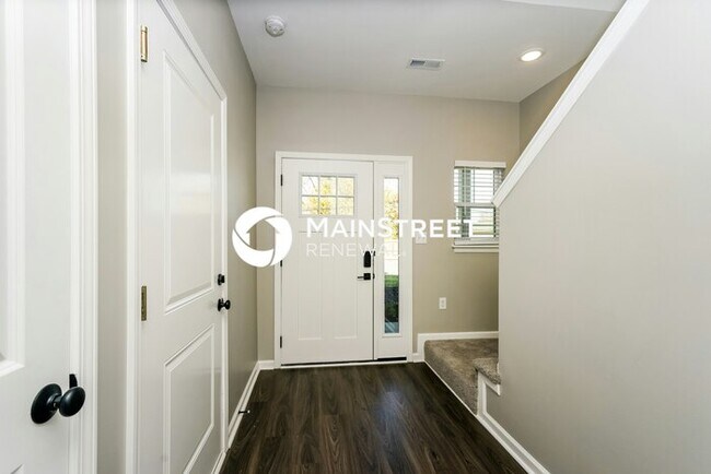 Building Photo - 3 Bedroom Pet-Friendly Home in Jeffersonville, IN with Main Street Renewal